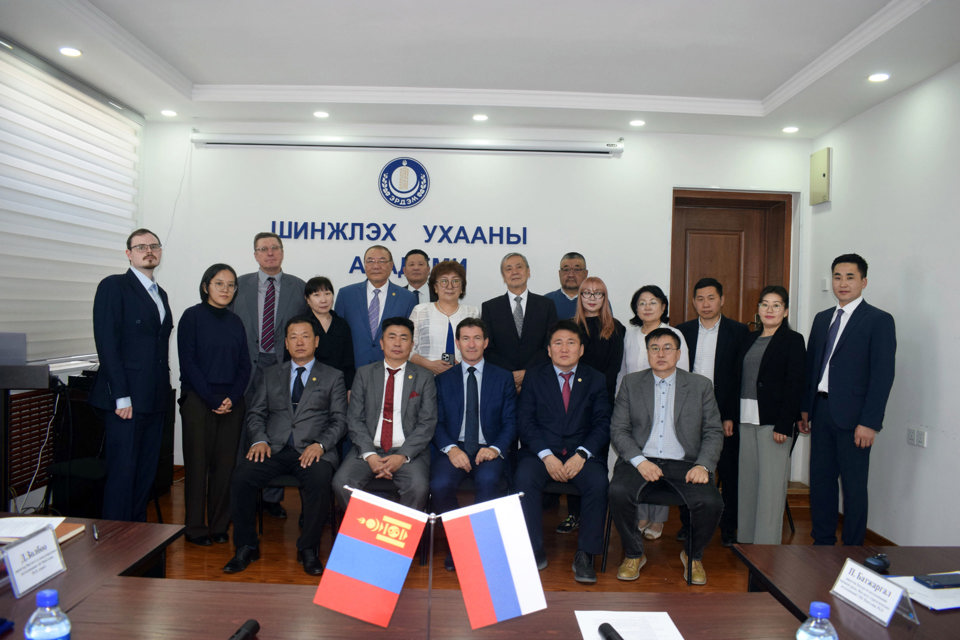 “Зүүн хойд Ази дахь Монгол-Оросын хоёр талт харилцааны хөгжлийн соёл иргэншлийн үндэс” дугуй ширээний хэлэлцүүлэг зохион байгуулав