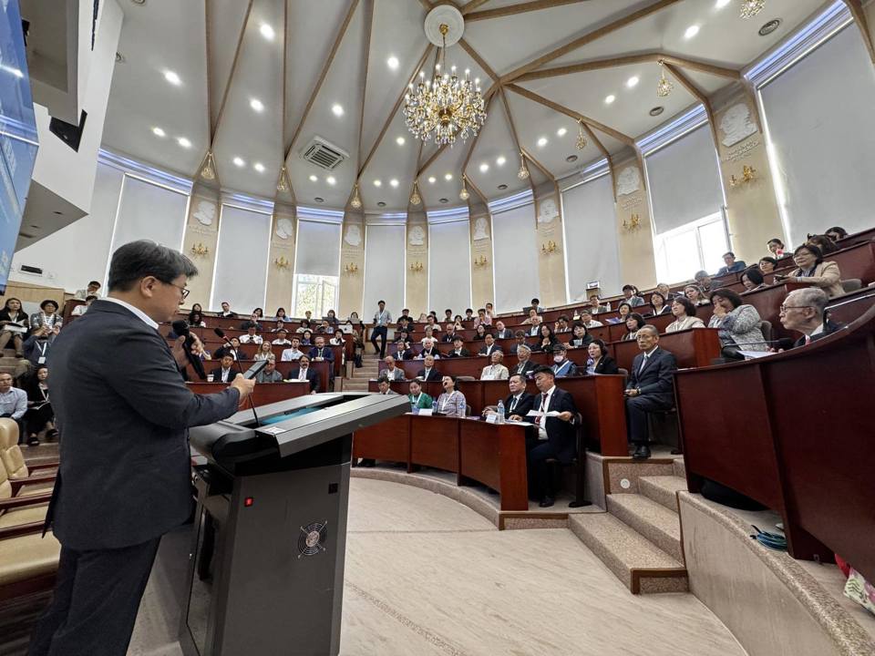 Солонгос судлалын 16 дахь удаагийн олон улсын хурал болж өндөрлөв